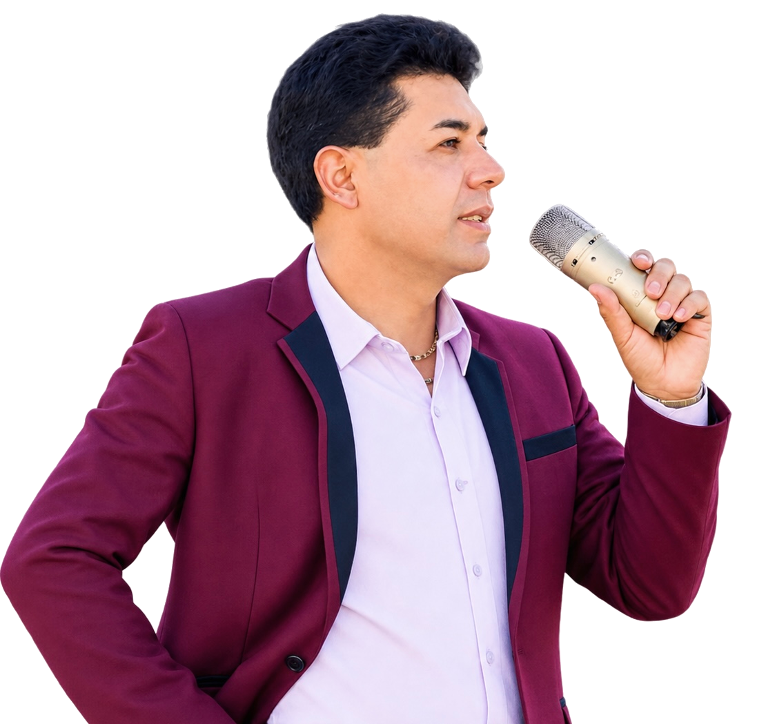 Aníbal Castañeda, El Caballero Cajamarquino, cantando con micrófono
